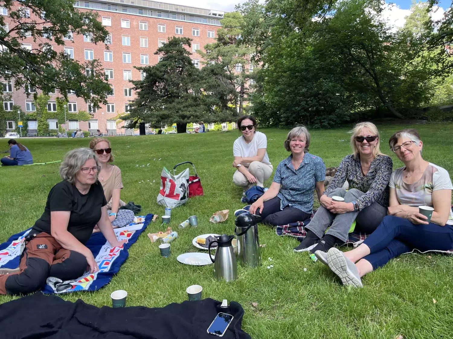 The members of the work environment group at the department of Oncology-Pathology is sitting on the grass.