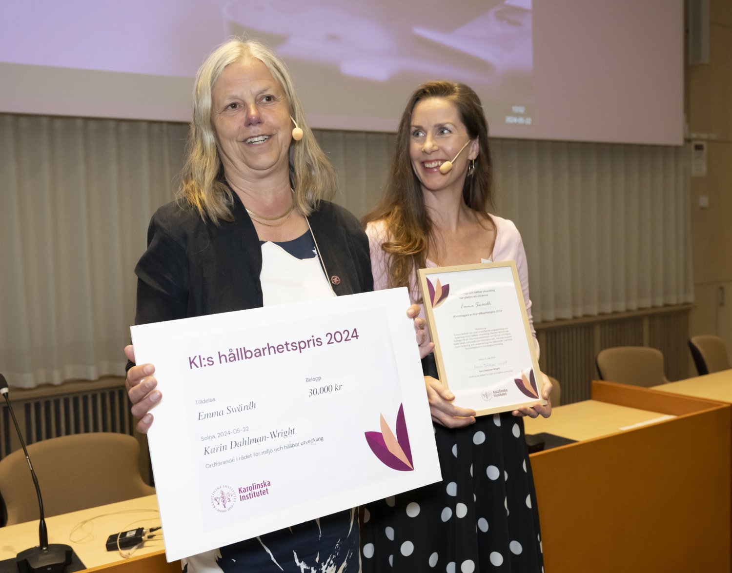 Kerstin Dahlman-Wright presented this year's sustainability award to Emma Swärdh during KI's Sustainability Day on May 22.