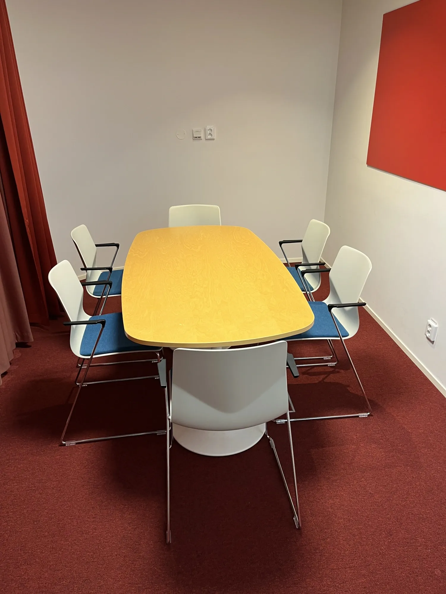 Shows Lilla Neo, a study room with seats for 6 participants.