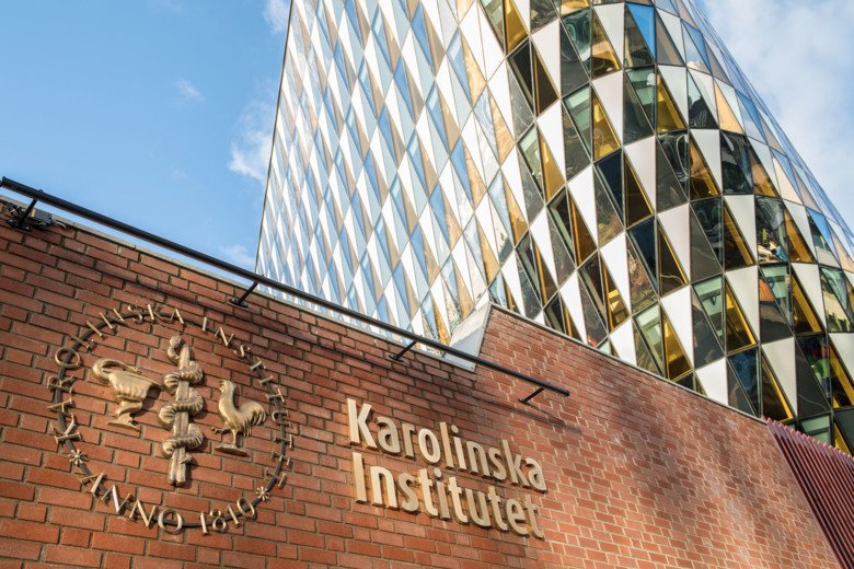 The KI logotype on the wall in front of Aula Medica on Campus Solna