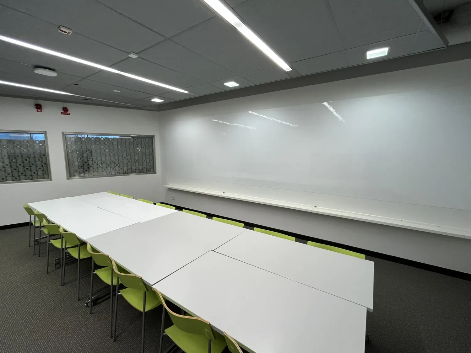 The photo shows Robert, a study room with seats for 16 participants.