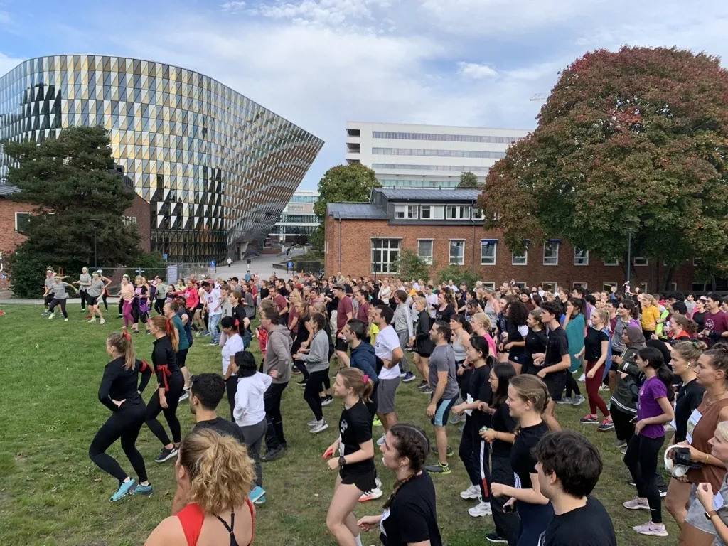 Warm up from KI FunRun in Solna with Aula Medica in the backround