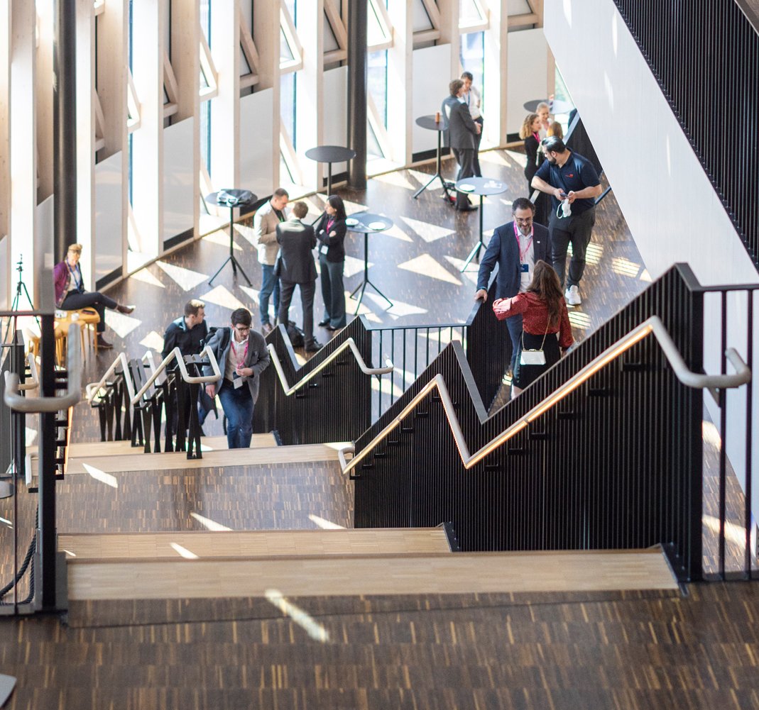 People walking in the stairs inside the aula medica.