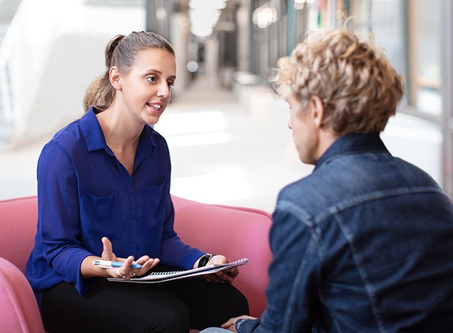 Student pratar med patient