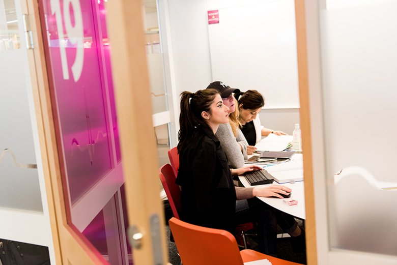 Students in a group room in Flemingsberg.