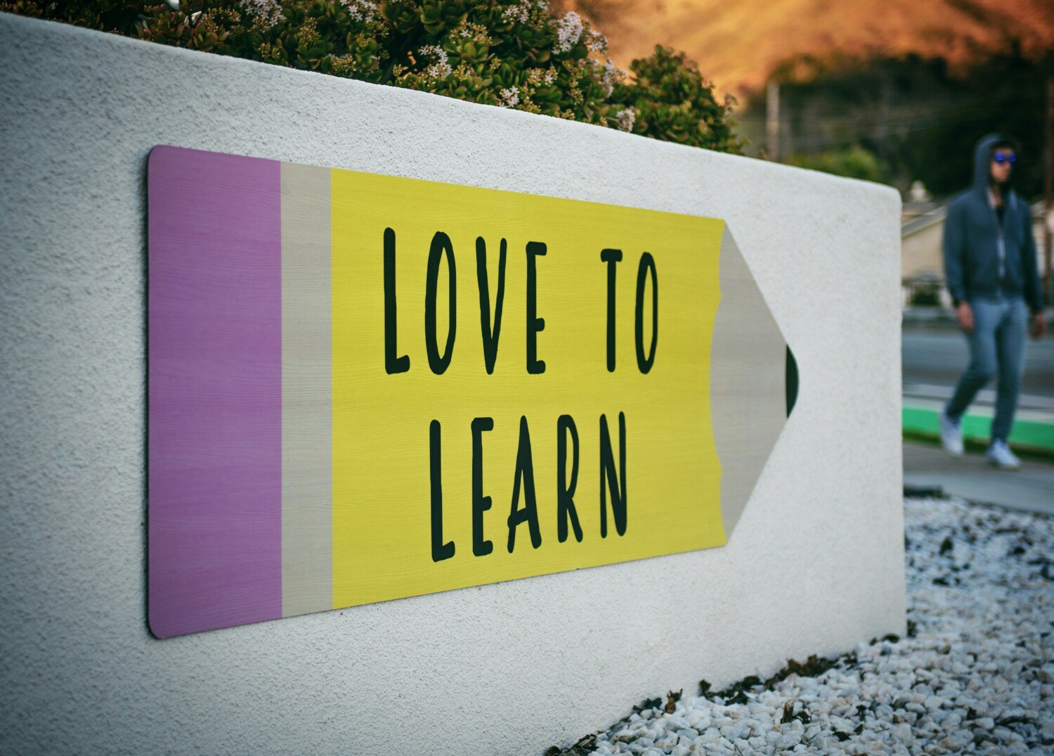 A sign as an arrow with the text Love to learn.