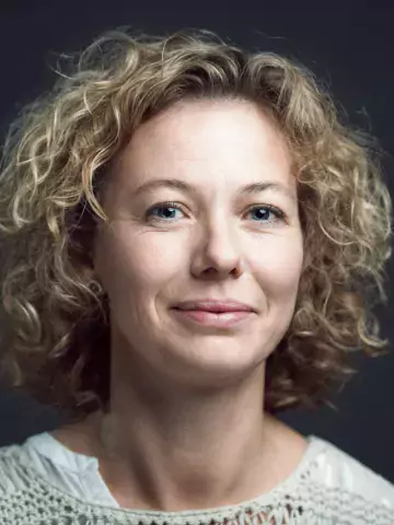 Anna Berggren, enhetschef, kvinna som ler, lockigt hår