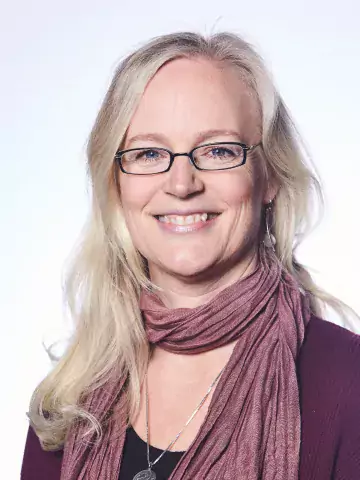 Picture of smiling woman with blond hair and glasses 