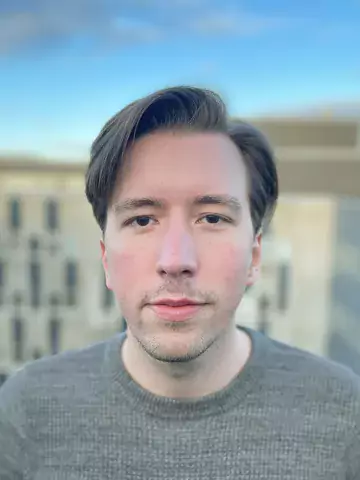 Fotografi av en man utomhus.