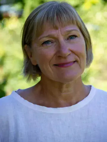 Foto av Anneli Eriksson - kvinna med blont hår och vit tröja