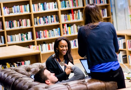 Besökare på universitetsbiblioteket
