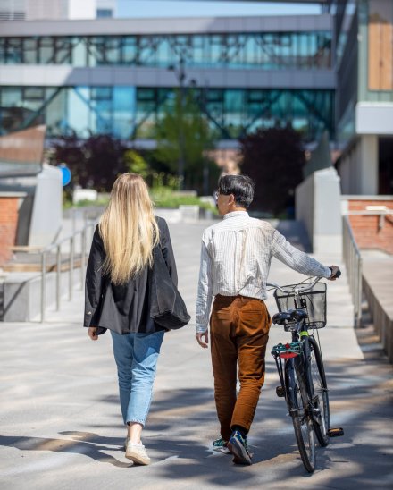 Students outside at campus Solna during a sunny spring day in 2022.