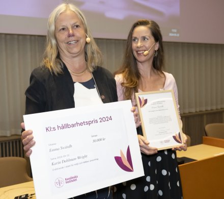 Kerstin Dahlman-Wright presented this year's sustainability award to Emma Swärdh during KI's Sustainability Day on May 22.